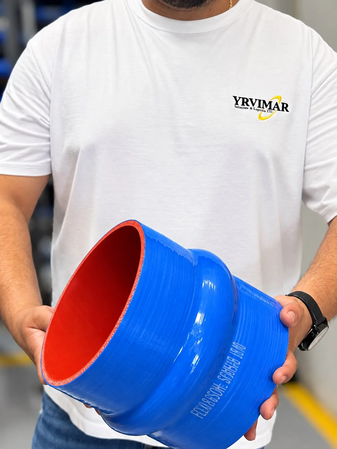 YRVIMAR advisor holding a silicone hose