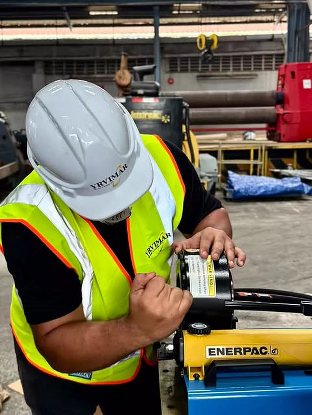 YRVIMAR technician with hydraulic pump in the field
